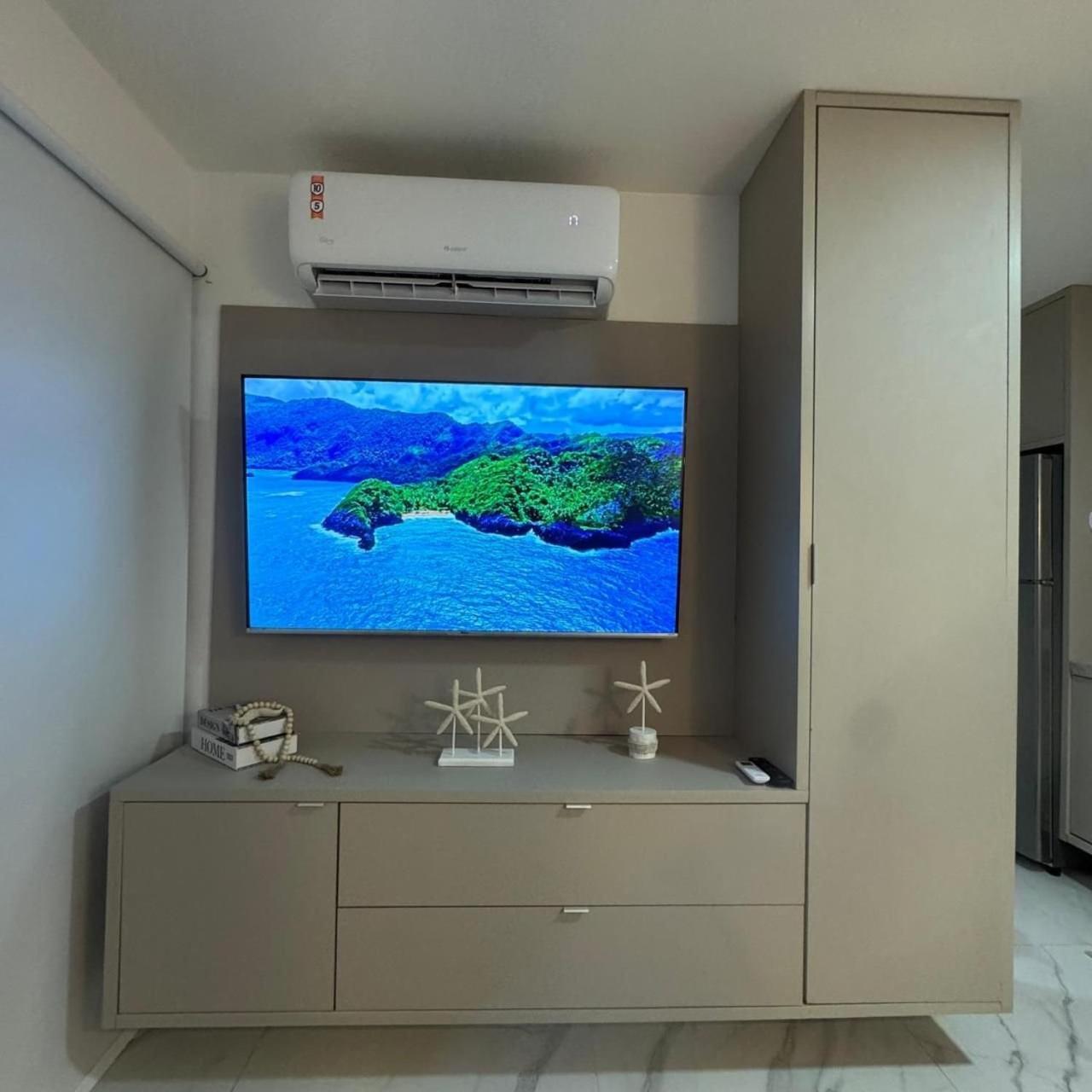 Deluxe One-Bedroom Apartment